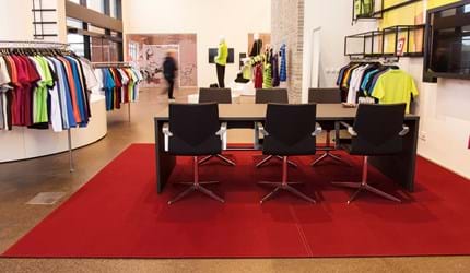 rødt, rektangulært filttæppe i showroom